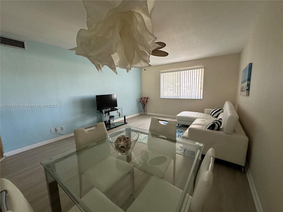 Под контрактом: $99,900 (1 спален, 1 ванн, 650 Квадратных фут)