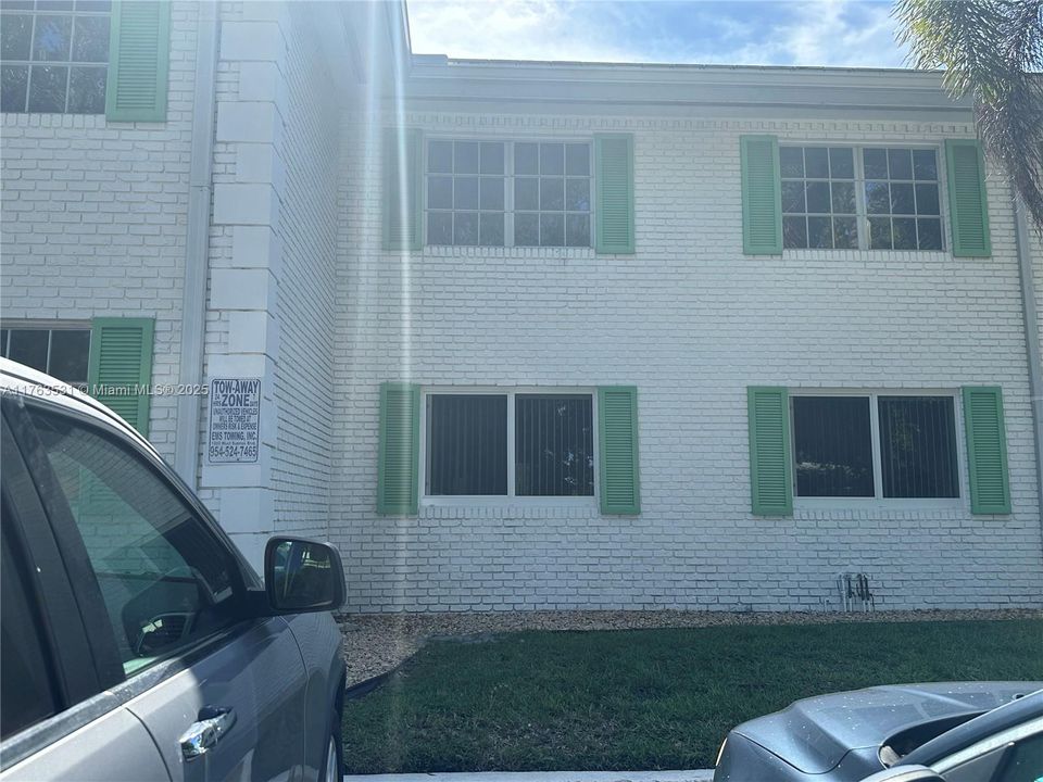 Под контрактом: $99,900 (1 спален, 1 ванн, 650 Квадратных фут)