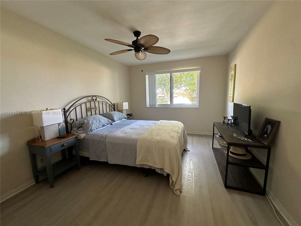 Под контрактом: $99,900 (1 спален, 1 ванн, 650 Квадратных фут)