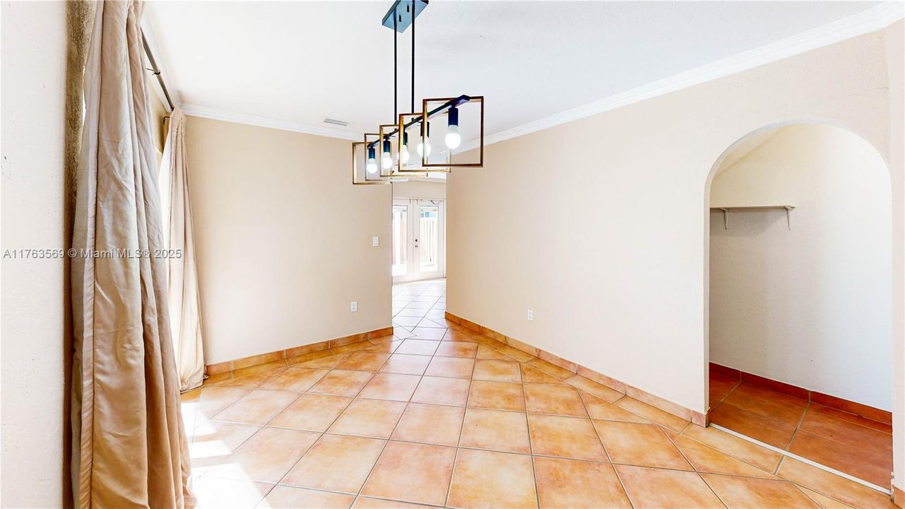 最近售出: $499,900 (4 贝兹, 3 浴室, 1808 平方英尺)