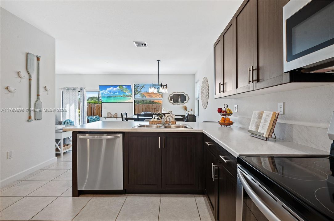 Recently Sold: $484,500 (4 beds, 2 baths, 1846 Square Feet)