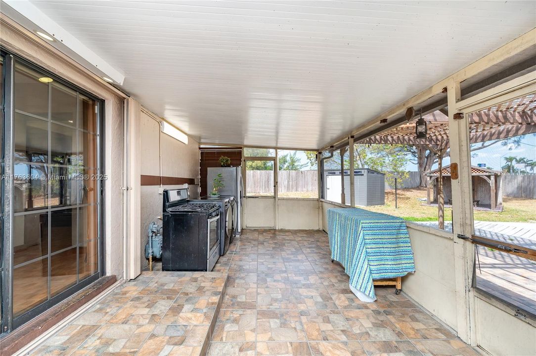 Recently Sold: $525,000 (3 beds, 1 baths, 1058 Square Feet)