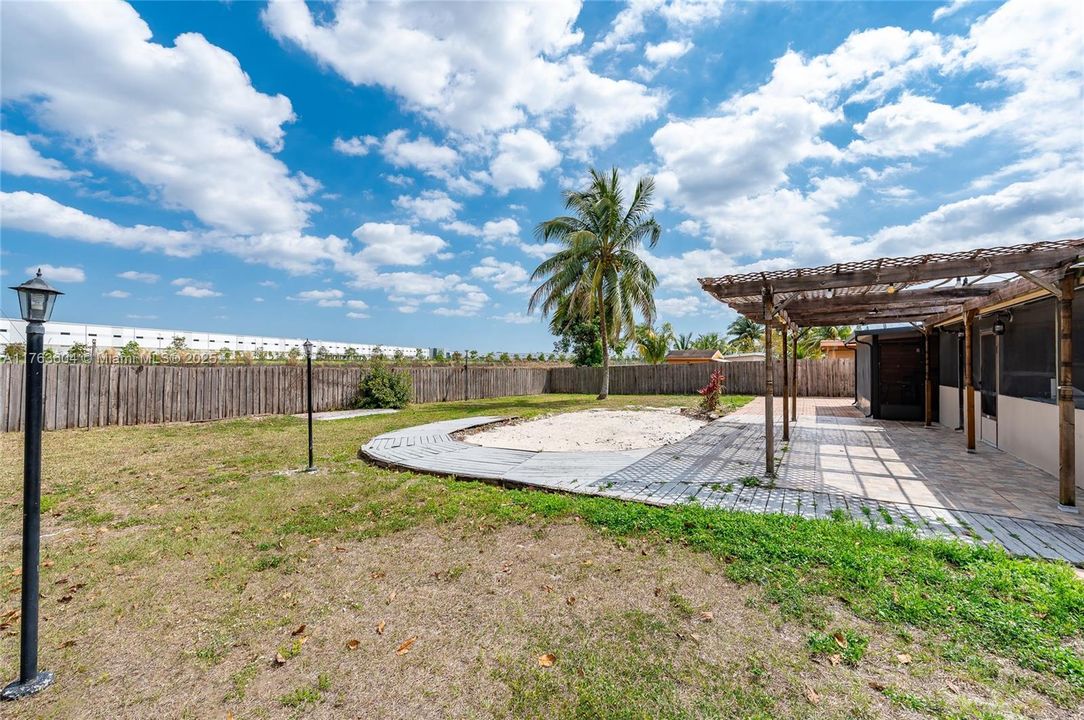 Recently Sold: $525,000 (3 beds, 1 baths, 1058 Square Feet)