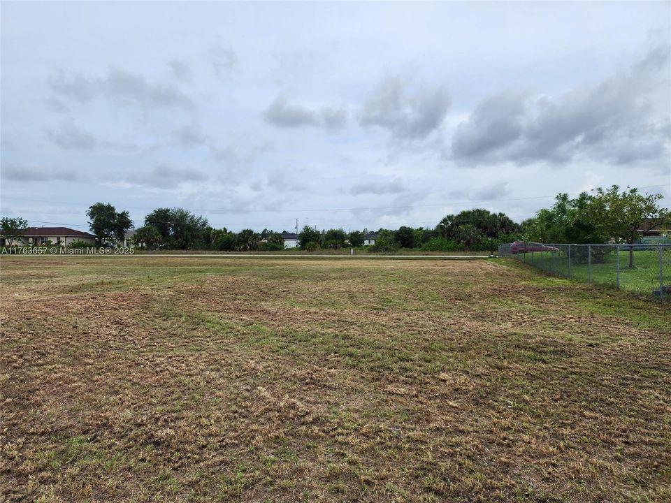 На продажу: $69,999 (0.51 acres)