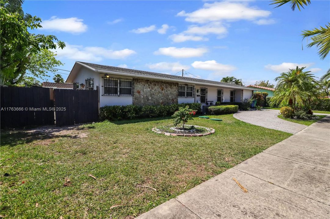 Recently Sold: $728,000 (3 beds, 2 baths, 1726 Square Feet)