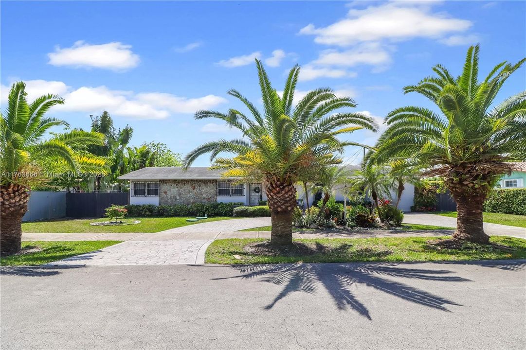 Recently Sold: $728,000 (3 beds, 2 baths, 1726 Square Feet)