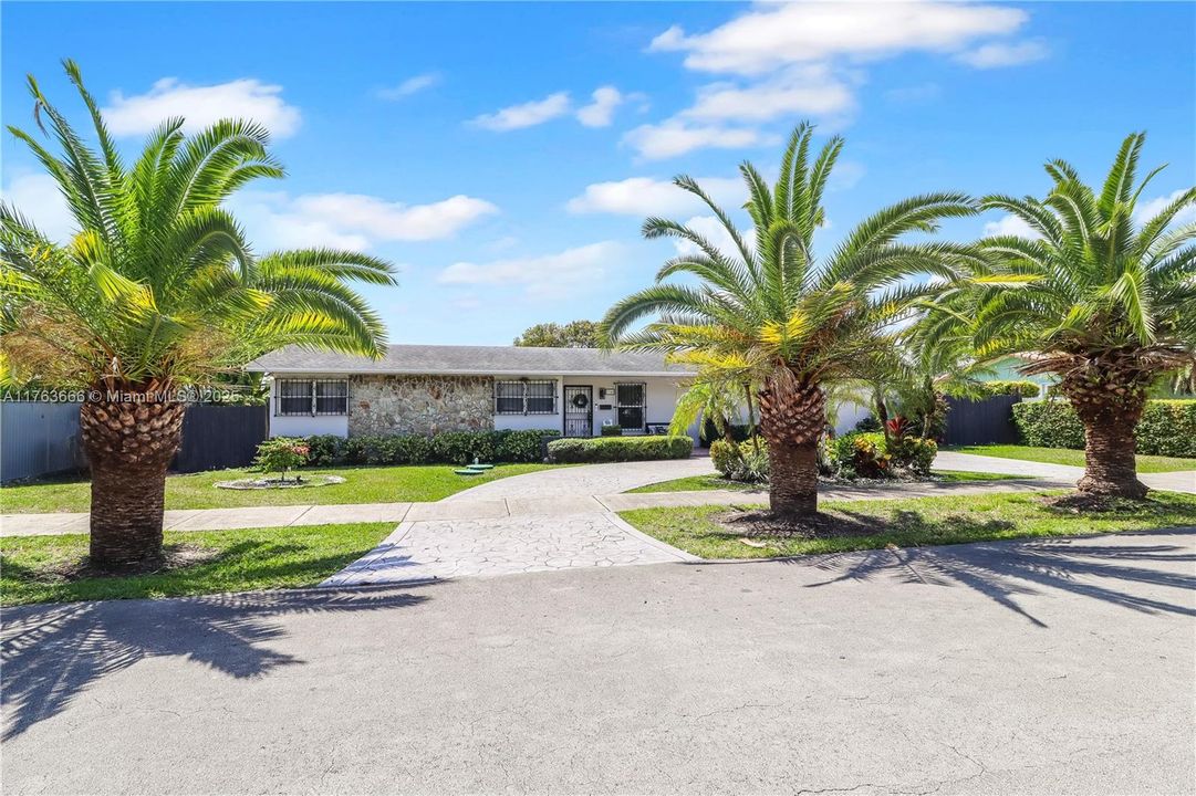 Recently Sold: $728,000 (3 beds, 2 baths, 1726 Square Feet)