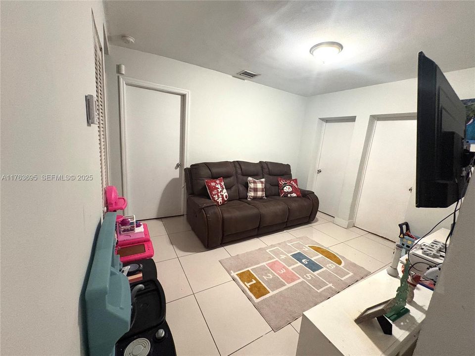 待售: $445,000 (4 贝兹, 2 浴室, 1474 平方英尺)