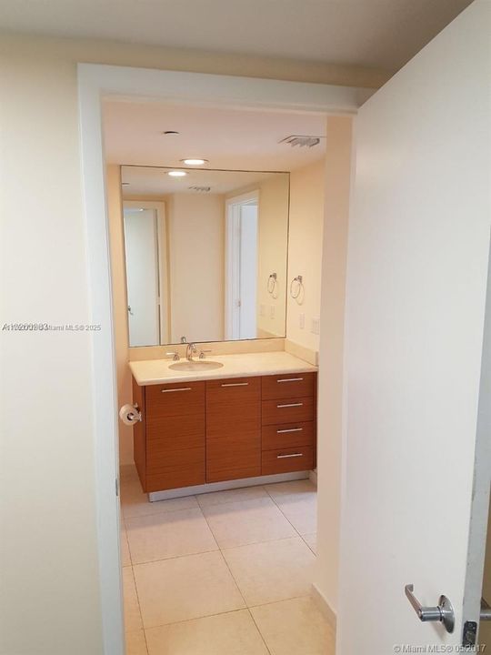 Active With Contract: $440,000 (1 beds, 1 baths, 845 Square Feet)