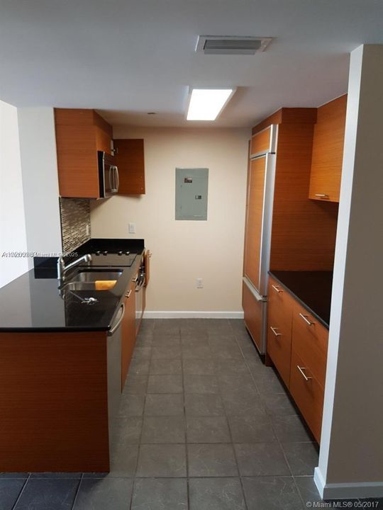 Active With Contract: $440,000 (1 beds, 1 baths, 845 Square Feet)