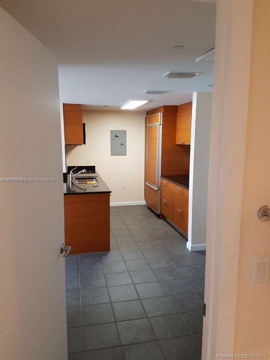 Active With Contract: $440,000 (1 beds, 1 baths, 845 Square Feet)