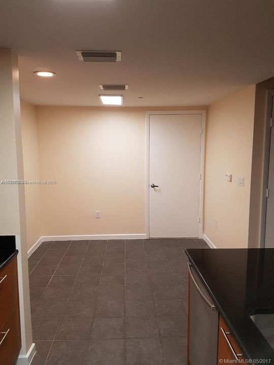 Active With Contract: $440,000 (1 beds, 1 baths, 845 Square Feet)