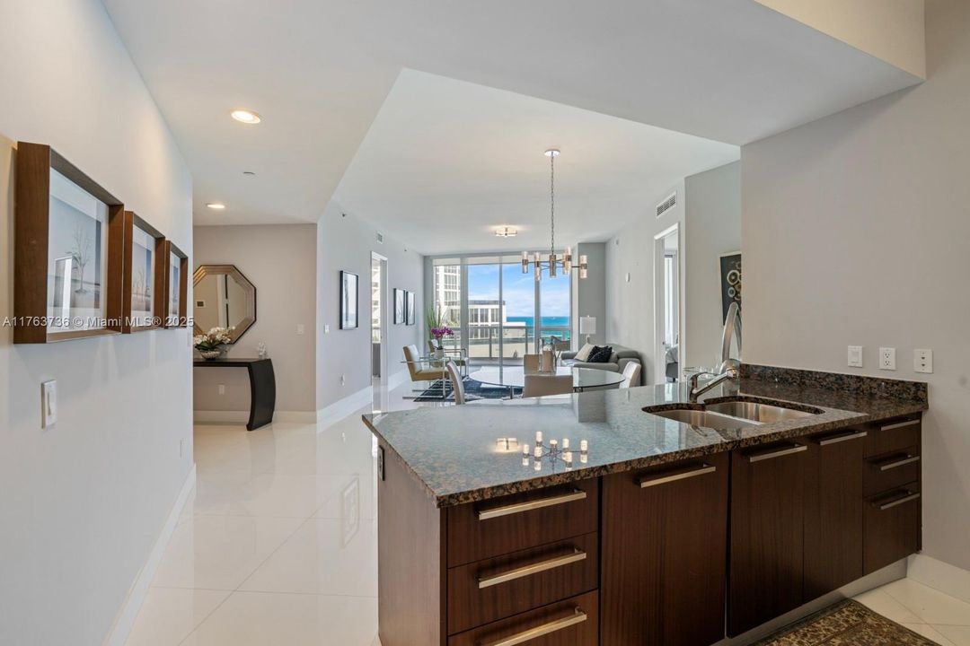 Vendido Recientemente: $1,410,000 (2 camas, 3 baños, 1935 Pies cuadrados)