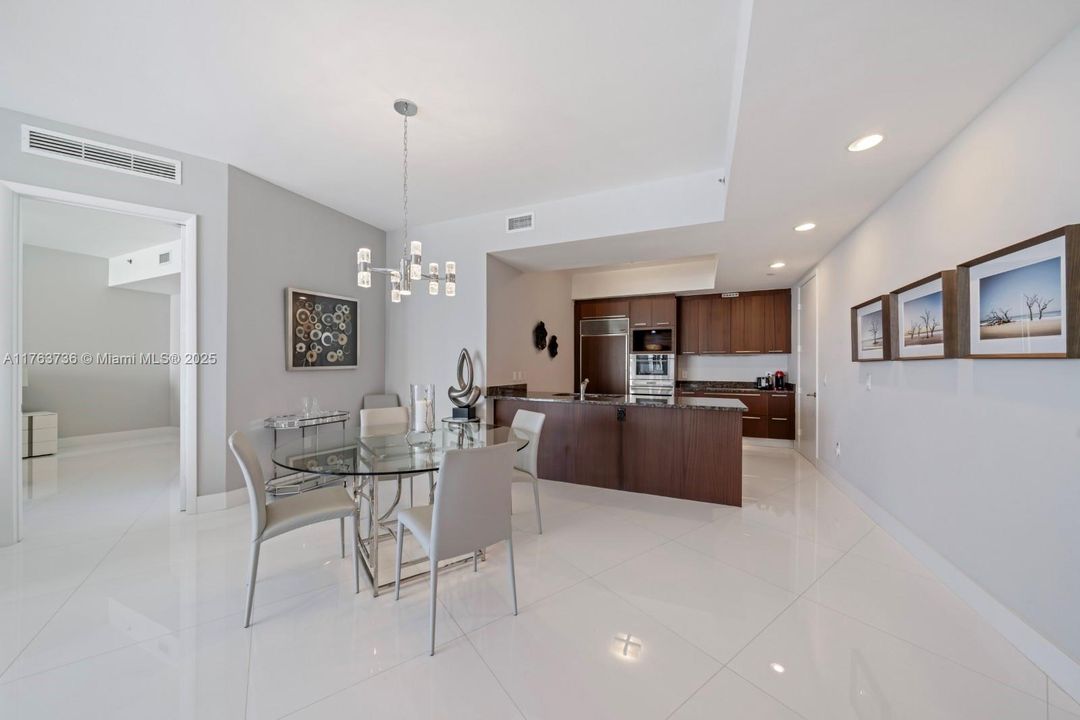 Vendido Recientemente: $1,410,000 (2 camas, 3 baños, 1935 Pies cuadrados)