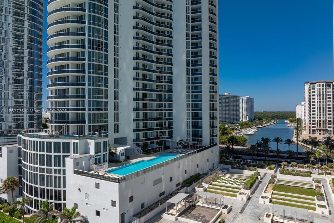 Vendido Recientemente: $1,410,000 (2 camas, 3 baños, 1935 Pies cuadrados)