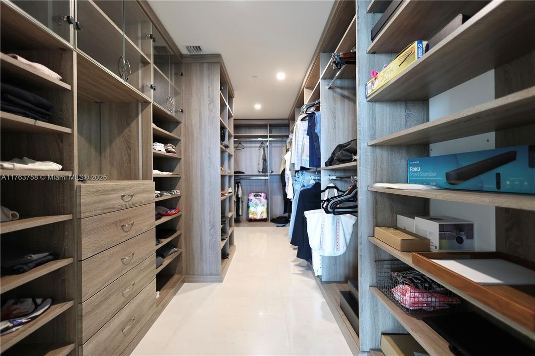 Active With Contract: $3,850,000 (3 beds, 3 baths, 2956 Square Feet)