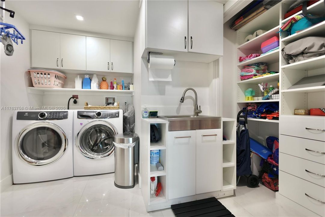 Active With Contract: $3,850,000 (3 beds, 3 baths, 2956 Square Feet)