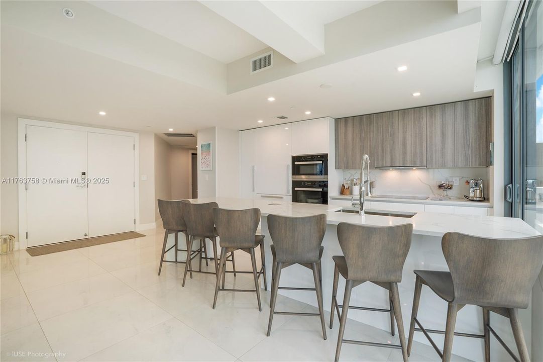 Active With Contract: $3,850,000 (3 beds, 3 baths, 2956 Square Feet)