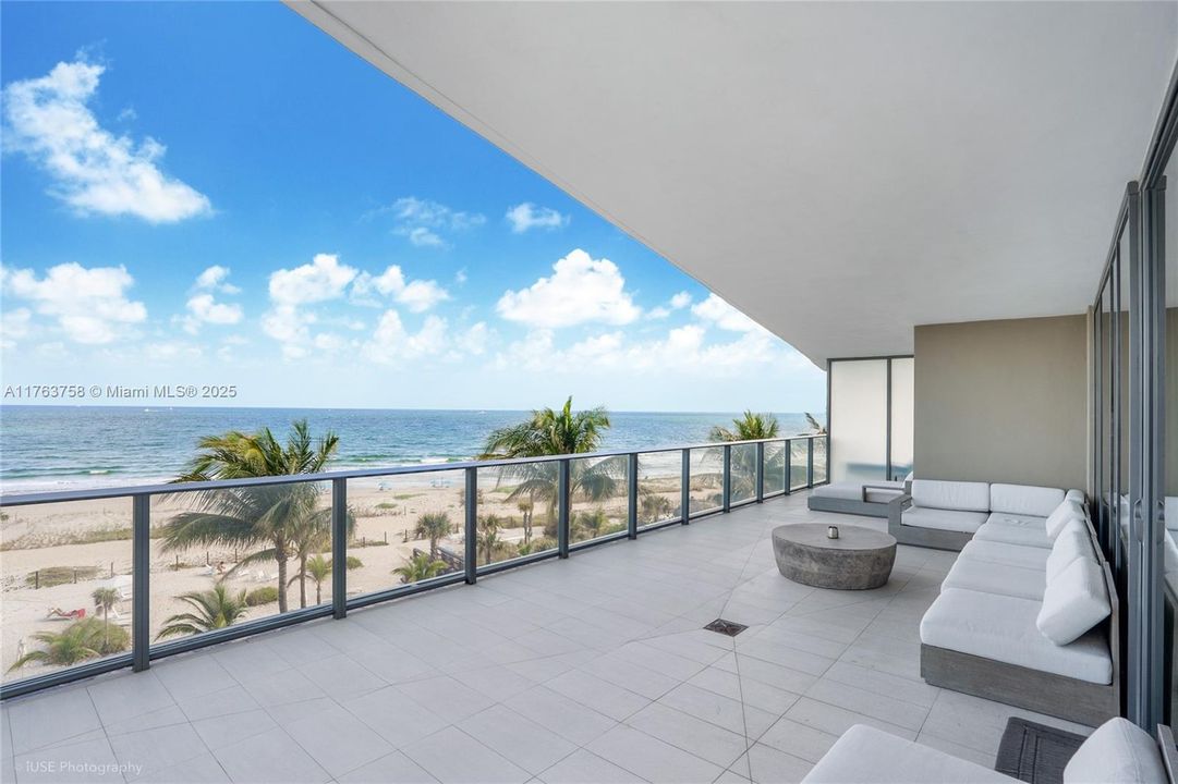 Active With Contract: $3,850,000 (3 beds, 3 baths, 2956 Square Feet)