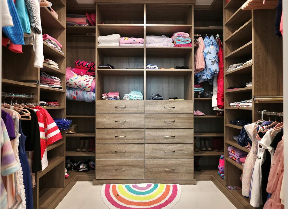 Active With Contract: $3,850,000 (3 beds, 3 baths, 2956 Square Feet)