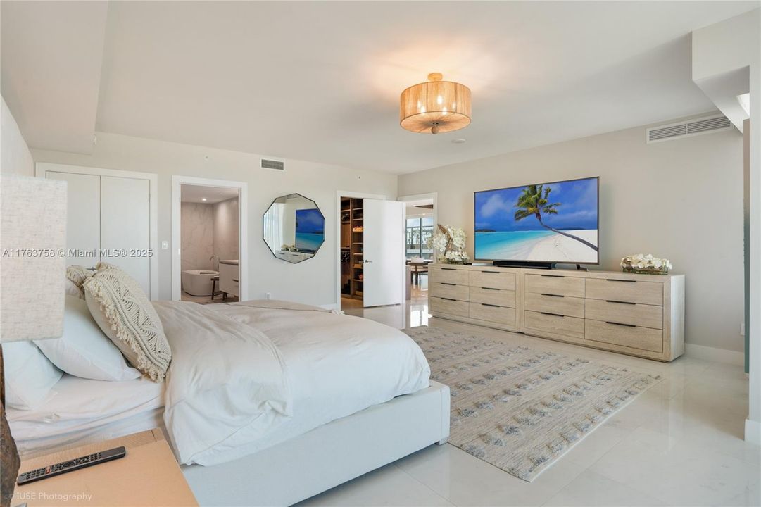 Active With Contract: $3,850,000 (3 beds, 3 baths, 2956 Square Feet)