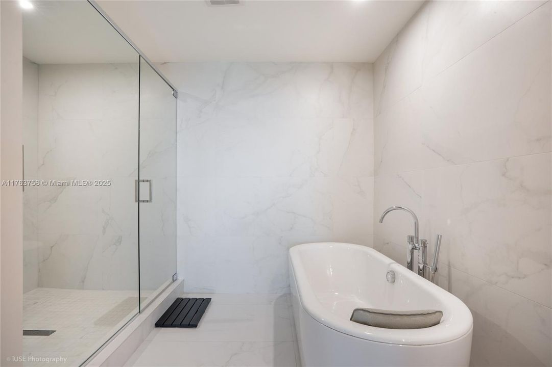 Active With Contract: $3,850,000 (3 beds, 3 baths, 2956 Square Feet)