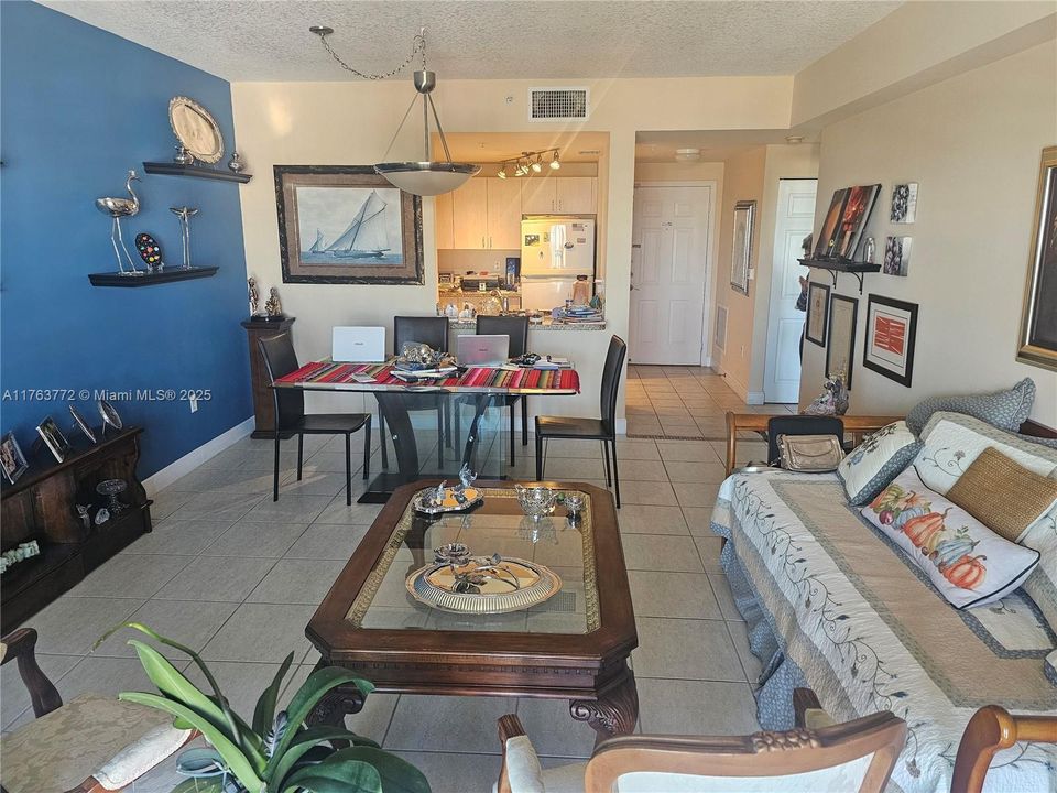 待售: $329,800 (1 贝兹, 1 浴室, 776 平方英尺)