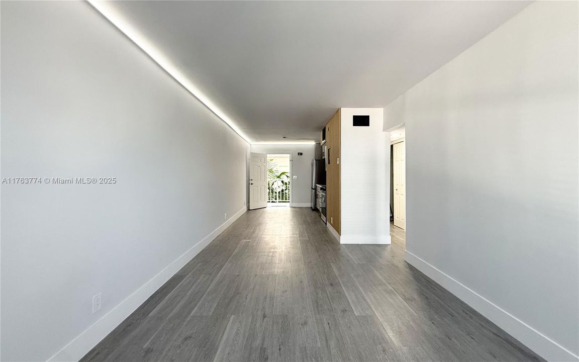 Recently Sold: $310,999 (1 beds, 1 baths, 595 Square Feet)