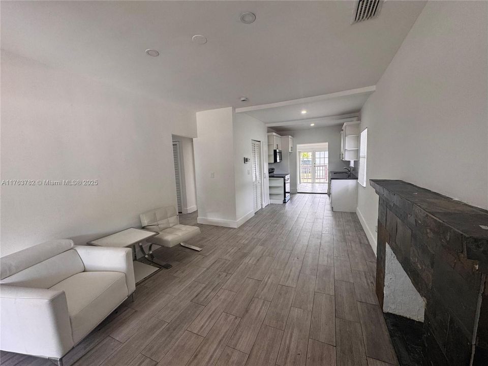 Vendido Recientemente: $465,000 (3 camas, 2 baños, 1100 Pies cuadrados)