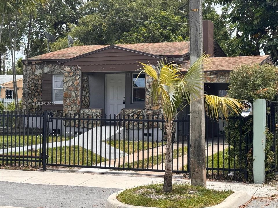 Vendido Recientemente: $465,000 (3 camas, 2 baños, 1100 Pies cuadrados)