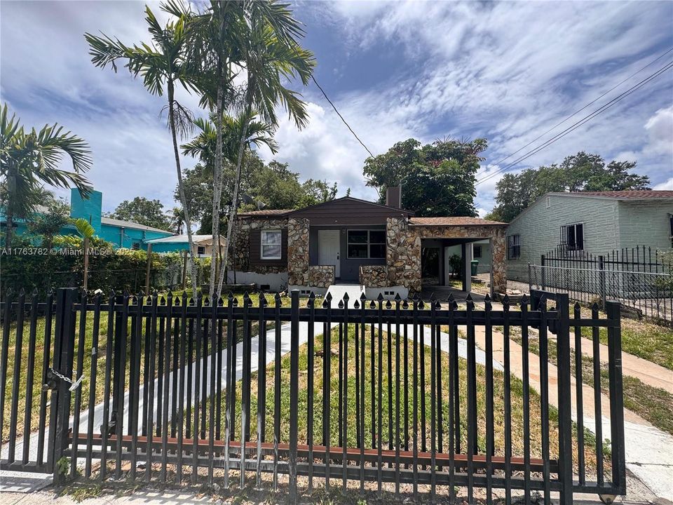 Vendido Recientemente: $465,000 (3 camas, 2 baños, 1100 Pies cuadrados)