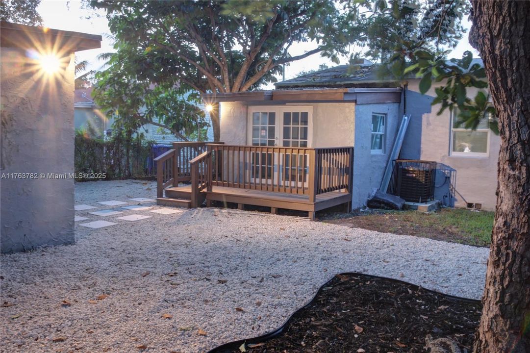 Vendido Recientemente: $465,000 (3 camas, 2 baños, 1100 Pies cuadrados)