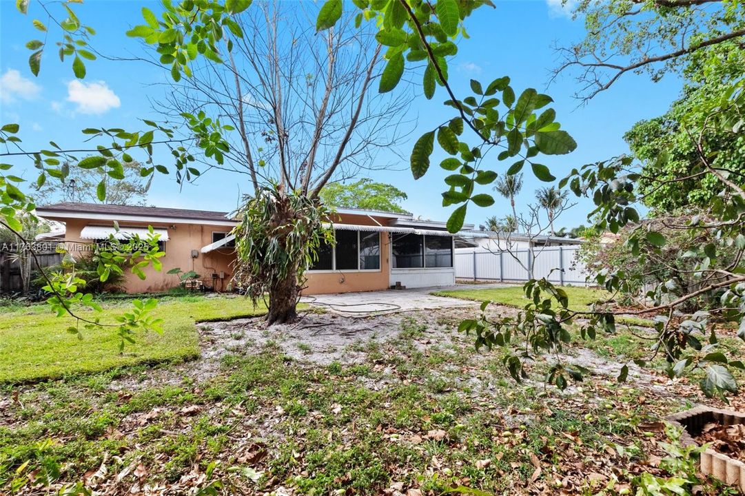 最近售出: $435,000 (2 贝兹, 1 浴室, 1275 平方英尺)