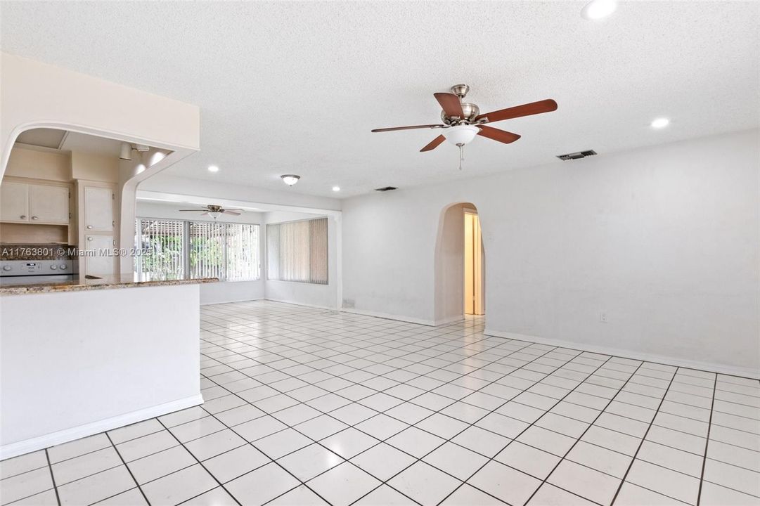 最近售出: $435,000 (2 贝兹, 1 浴室, 1275 平方英尺)