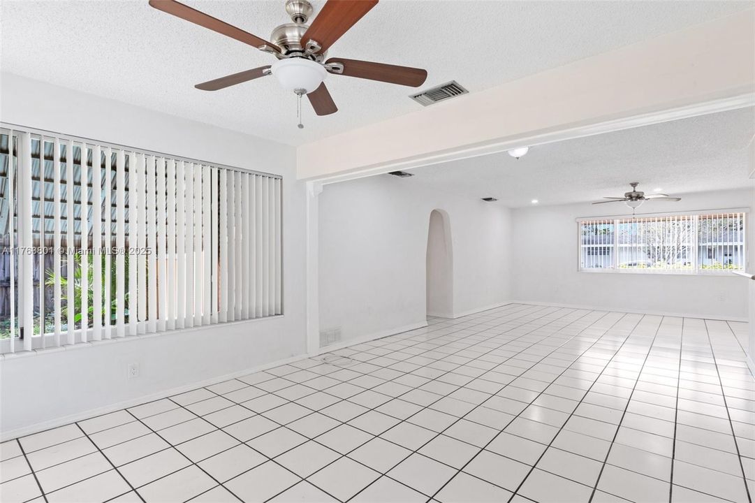 最近售出: $435,000 (2 贝兹, 1 浴室, 1275 平方英尺)