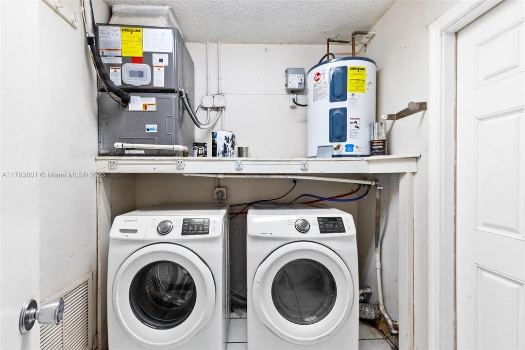 最近售出: $435,000 (2 贝兹, 1 浴室, 1275 平方英尺)