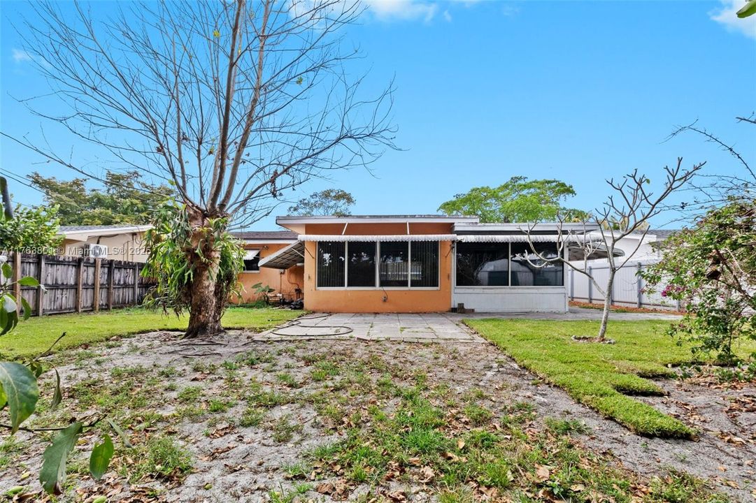 最近售出: $435,000 (2 贝兹, 1 浴室, 1275 平方英尺)