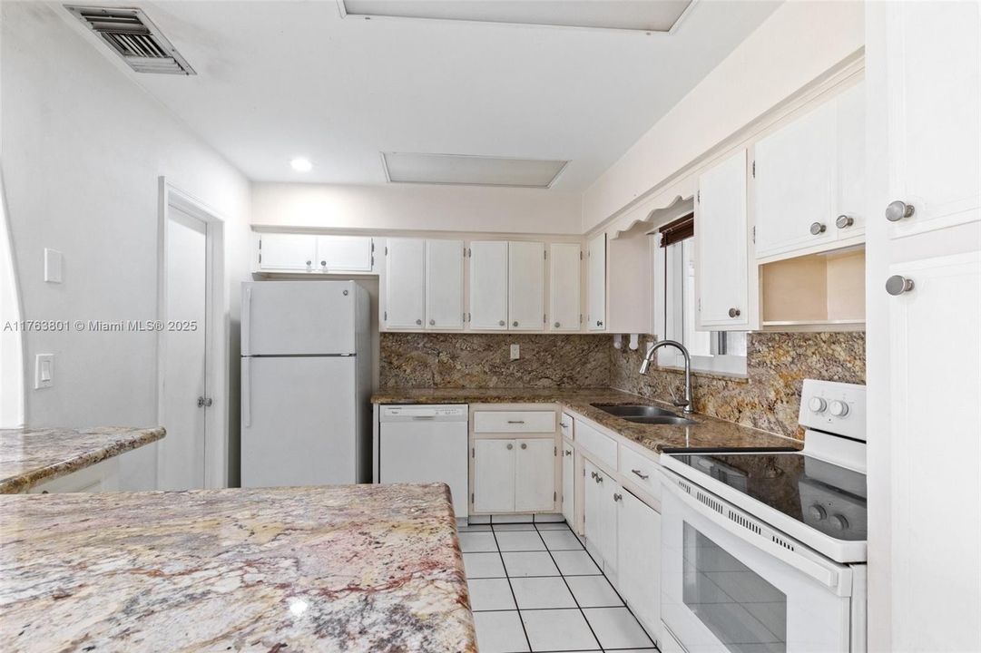 最近售出: $435,000 (2 贝兹, 1 浴室, 1275 平方英尺)