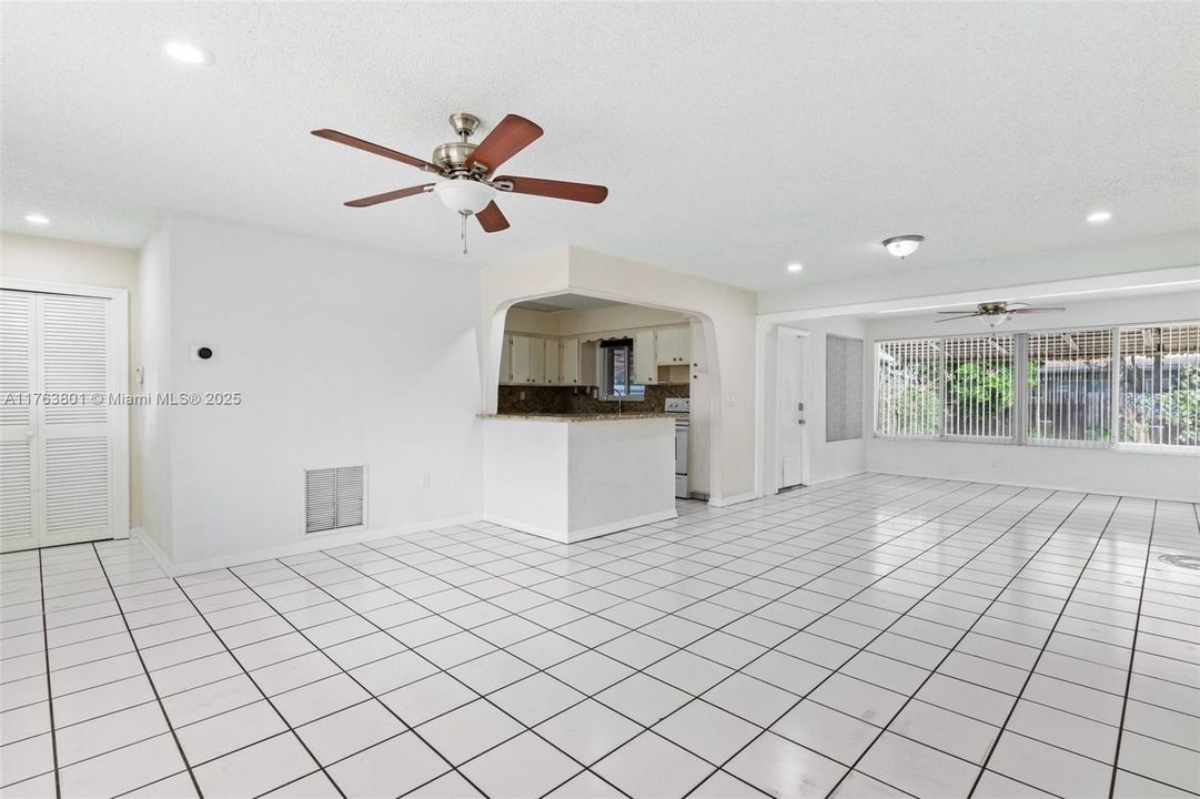 最近售出: $435,000 (2 贝兹, 1 浴室, 1275 平方英尺)