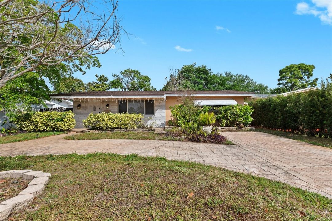 最近售出: $435,000 (2 贝兹, 1 浴室, 1275 平方英尺)