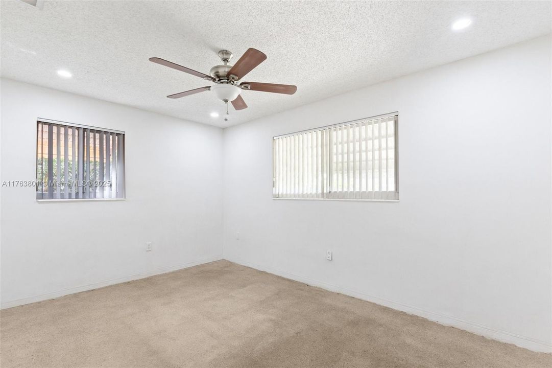 最近售出: $435,000 (2 贝兹, 1 浴室, 1275 平方英尺)