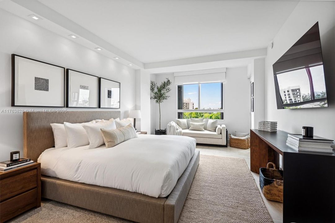 Recently Sold: $2,400,000 (3 beds, 3 baths, 2001 Square Feet)