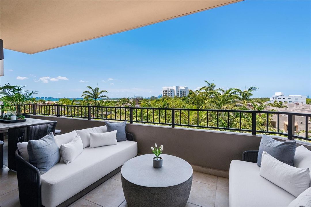 Recently Sold: $2,400,000 (3 beds, 3 baths, 2001 Square Feet)