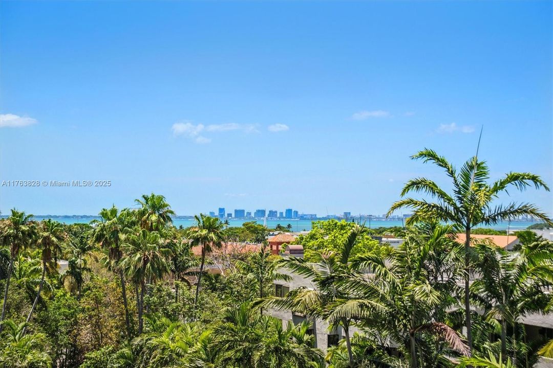 Recently Sold: $2,400,000 (3 beds, 3 baths, 2001 Square Feet)
