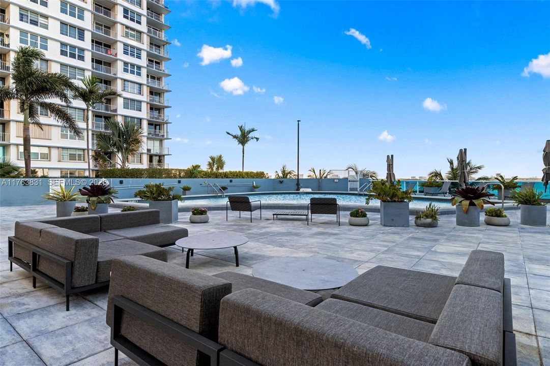 На продажу: $425,000 (2 спален, 2 ванн, 1274 Квадратных фут)