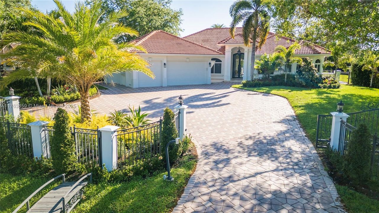 Недавно продано: $2,445,000 (5 спален, 3 ванн, 4092 Квадратных фут)