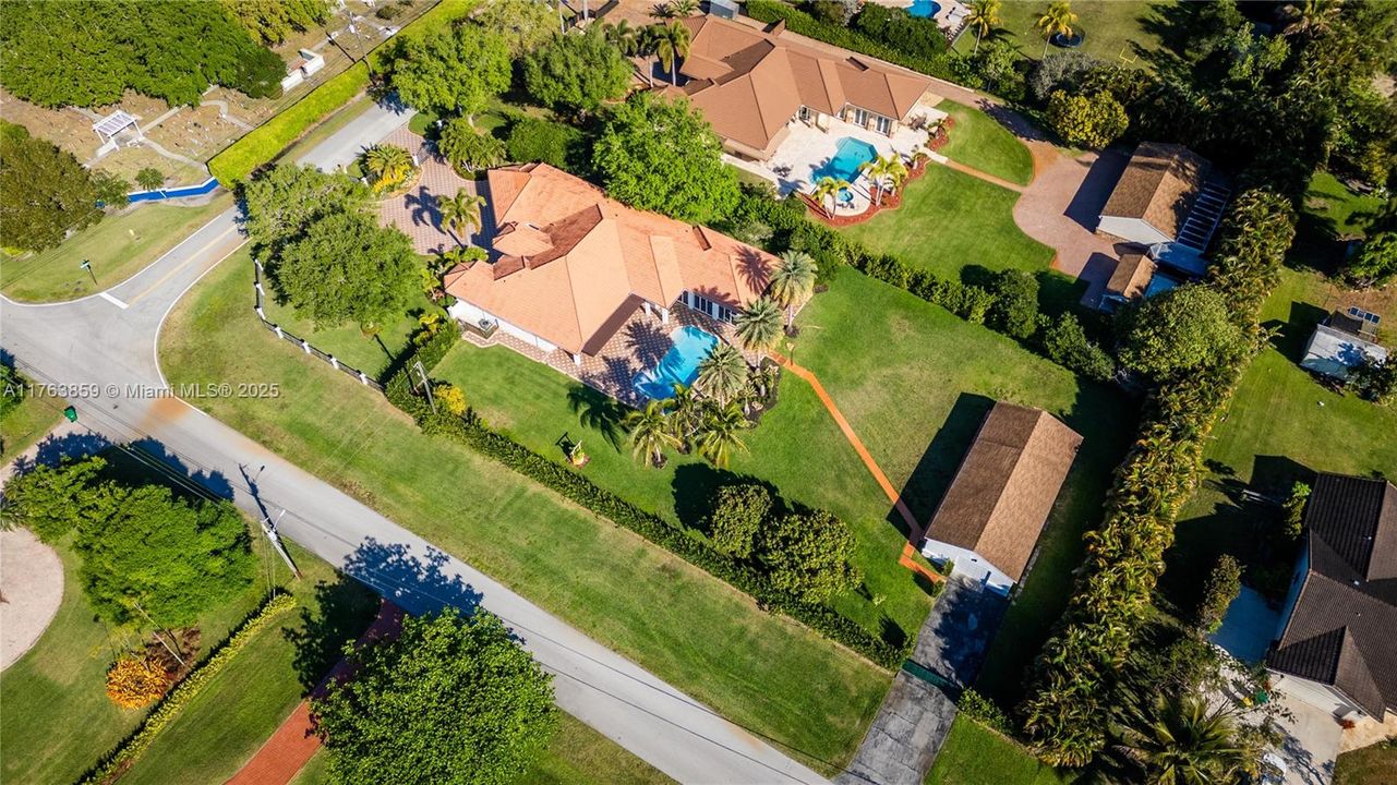 Недавно продано: $2,445,000 (5 спален, 3 ванн, 4092 Квадратных фут)