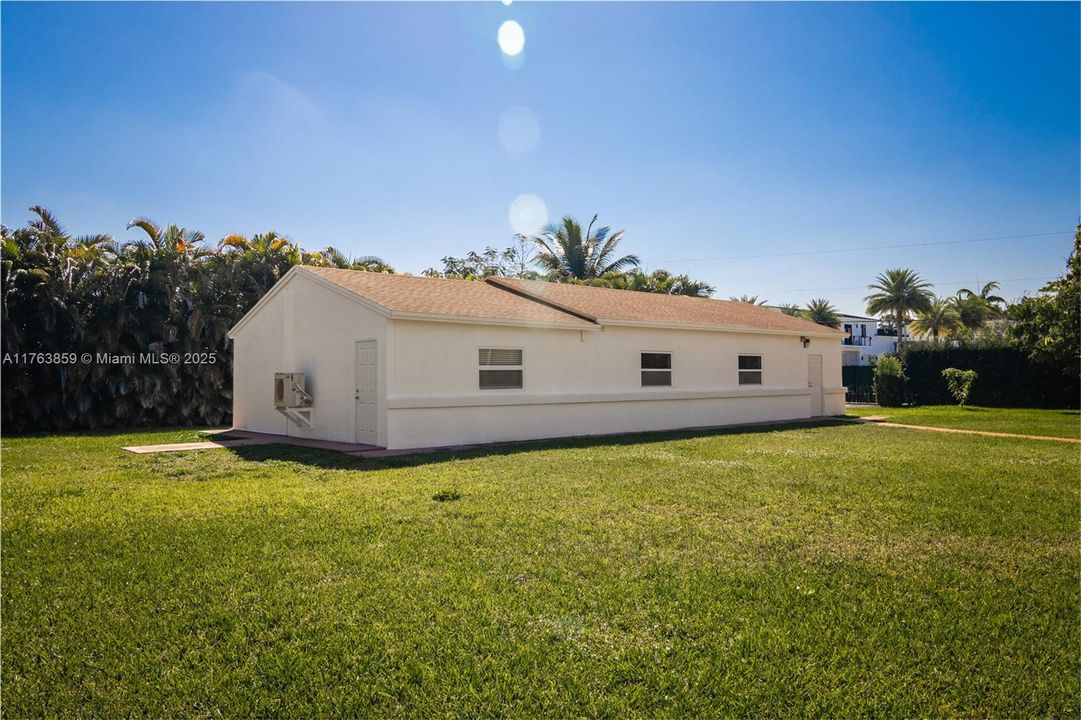 Недавно продано: $2,445,000 (5 спален, 3 ванн, 4092 Квадратных фут)