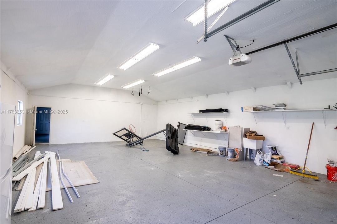 Недавно продано: $2,445,000 (5 спален, 3 ванн, 4092 Квадратных фут)