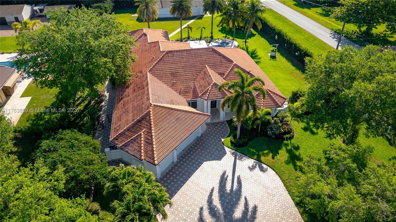 Недавно продано: $2,445,000 (5 спален, 3 ванн, 4092 Квадратных фут)